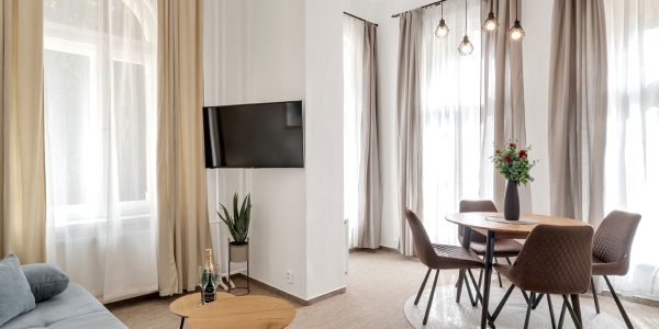 WOHNUNG